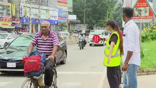 সড়কে বাড়ছে শৃঙ্খলাকারীদের ভিড়